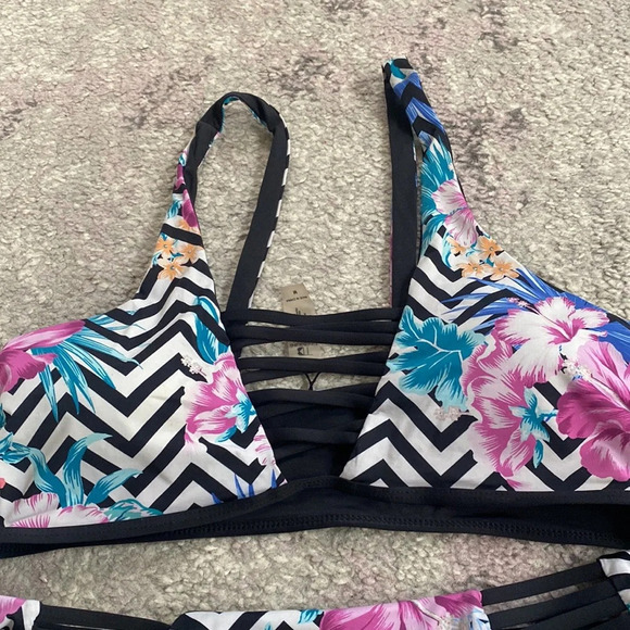 TiniBikini Women’s Reversible Floral Chevron Black 2 Piece Swim Bikini Sz M - Picture 3 of 7